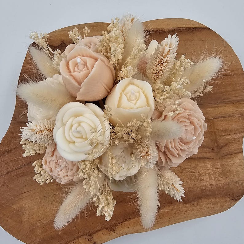 Kerzen-Blumenstrauß mit Duft und Trockenblumen in handgegossener Keraflott-Schale Creme/Weiß