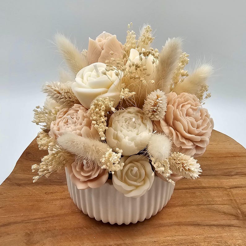 Kerzen-Blumenstrauß mit Duft und Trockenblumen in handgegossener Keraflott-Schale Creme/Weiß