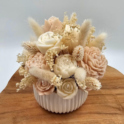 Kerzen-Blumenstrauß mit Duft und Trockenblumen in handgegossener Keraflott-Schale Creme/Weiß