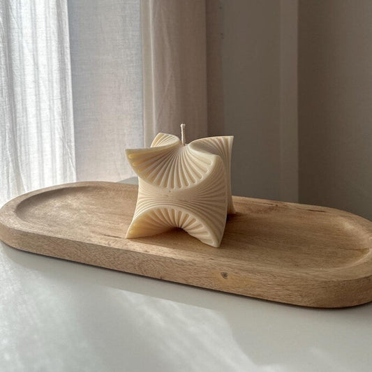 Geometrische Design Kerze aus Rapswachs, 9x9 cm, 445g, 15-18h Brenndauer, Skulptur Kerze