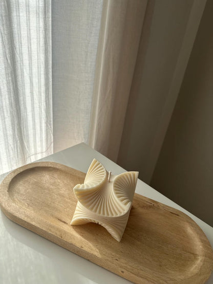 Geometrische Design Kerze aus Rapswachs, 9x9 cm, 445g, 15-18h Brenndauer, Skulptur Kerze