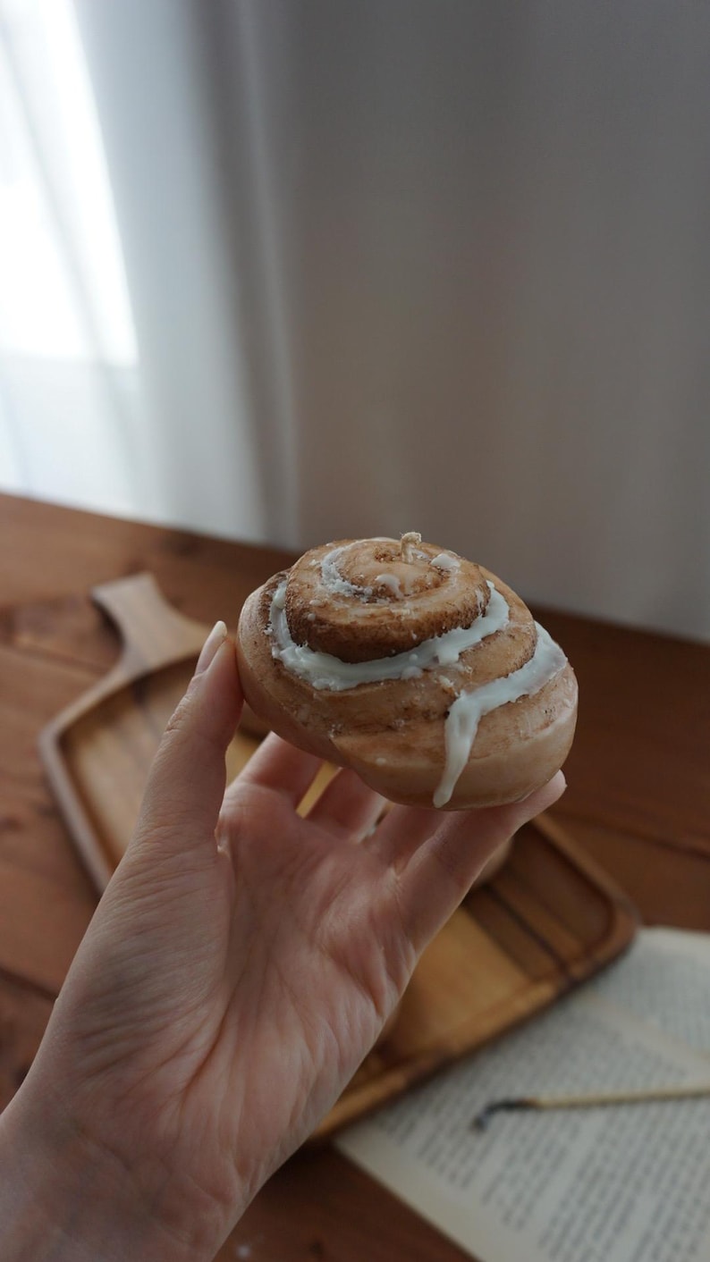 Zimtschnecken Kerze aus veganem Rapswachs - Dessertkerze als Tischdeko für Herbst und Winter