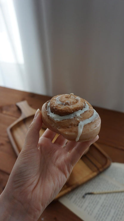 Zimtschnecken Kerze aus veganem Rapswachs - Dessertkerze als Tischdeko für Herbst und Winter