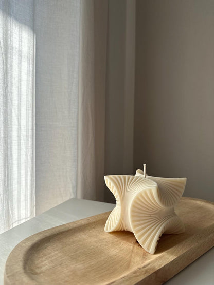 Geometrische Design Kerze aus Rapswachs, 9x9 cm, 445g, 15-18h Brenndauer, Skulptur Kerze