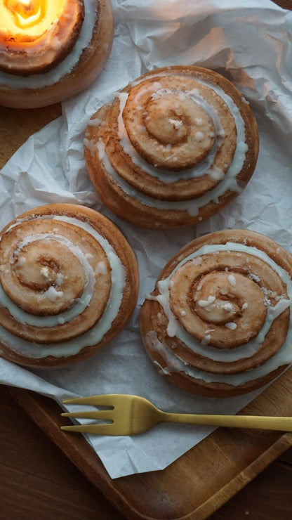 Zimtschnecken Kerze aus veganem Rapswachs - Dessertkerze als Tischdeko für Herbst und Winter
