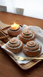 Zimtschnecken Kerze aus veganem Rapswachs - Dessertkerze als Tischdeko für Herbst und Winter