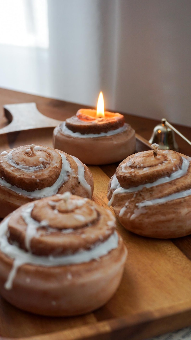 Zimtschnecken Kerze aus veganem Rapswachs - Dessertkerze als Tischdeko für Herbst und Winter