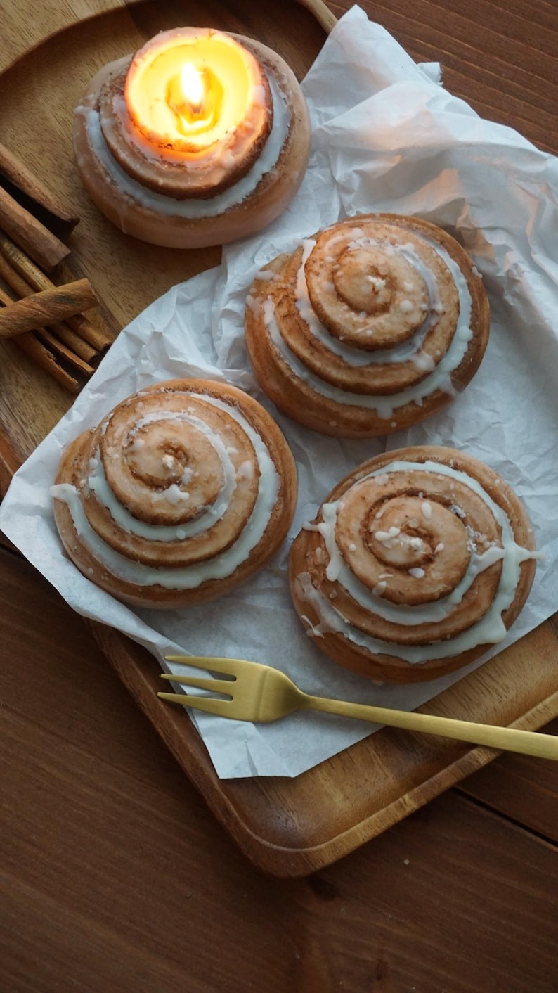 Zimtschnecken Kerze aus veganem Rapswachs - Dessertkerze als Tischdeko für Herbst und Winter