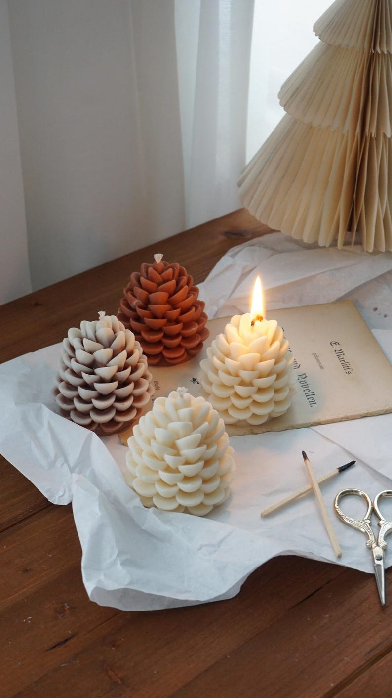 Tannenzapfen Kerze aus Rapswachs Kiefernzapfen Kerze Winter Deko Weiß Beige Schneeeffekt