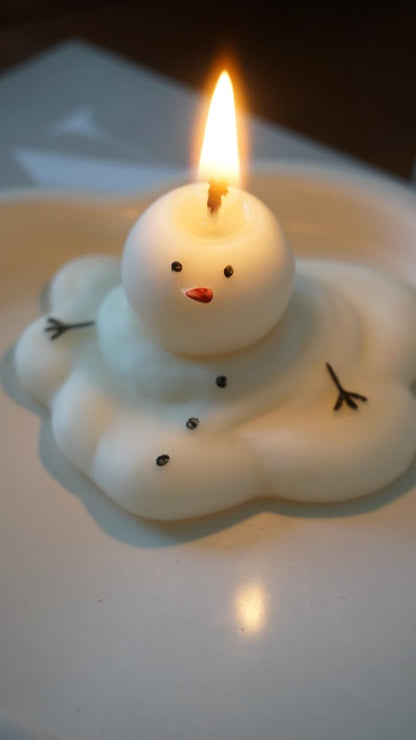 Handgemachte Winter Kerze Schneemann aus Raps Wachs 7x4cm