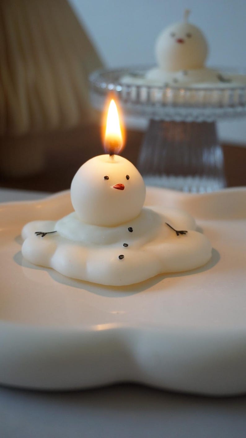 Handgemachte Winter Kerze Schneemann aus Raps Wachs 7x4cm