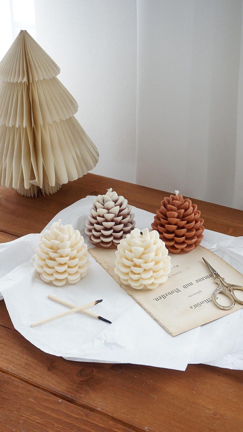 Tannenzapfen Kerze aus Rapswachs Kiefernzapfen Kerze Winter Deko Weiß Beige Schneeeffekt