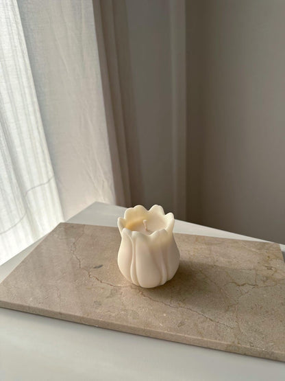 Cremeweiße Tulpenkerze aus Rapswachs - Minimalistische Deko, 7 cm Höhe, 6 cm Durchmesser