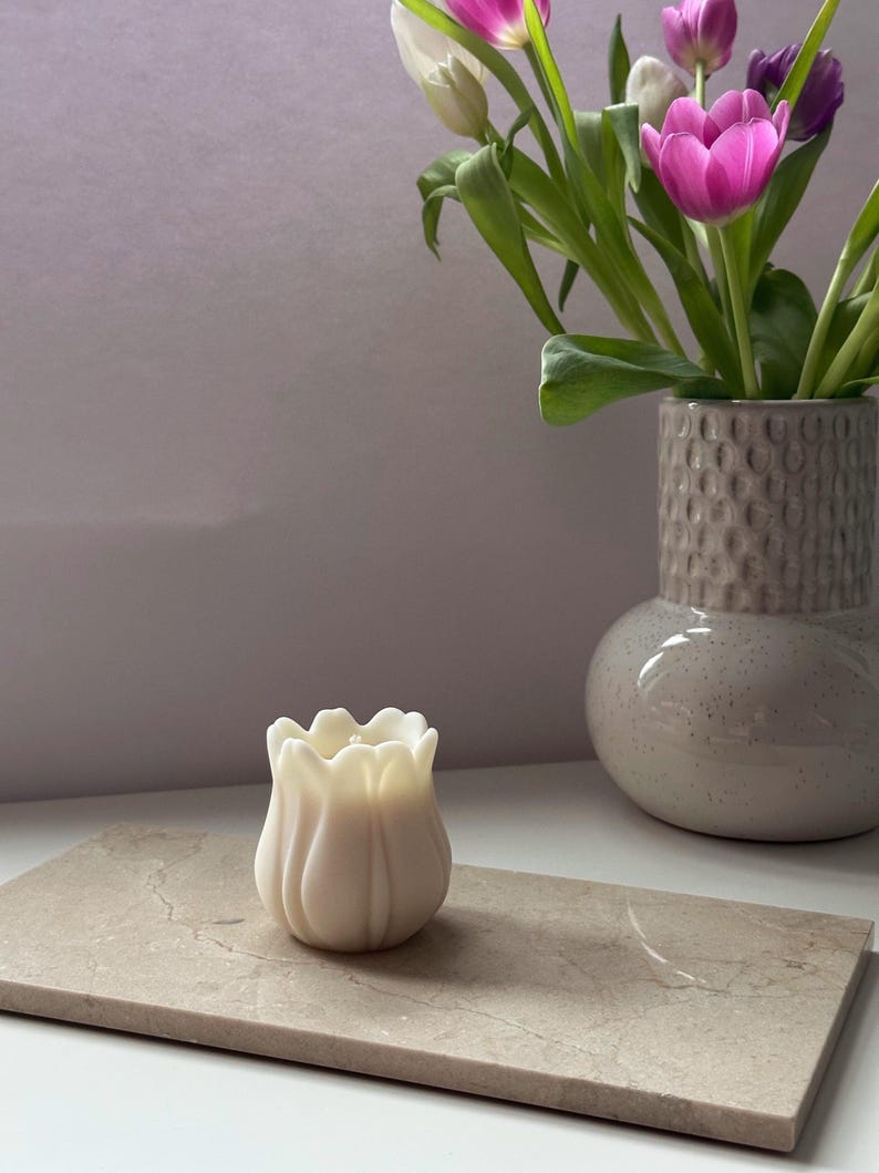 Cremeweiße Tulpenkerze aus Rapswachs - Minimalistische Deko, 7 cm Höhe, 6 cm Durchmesser