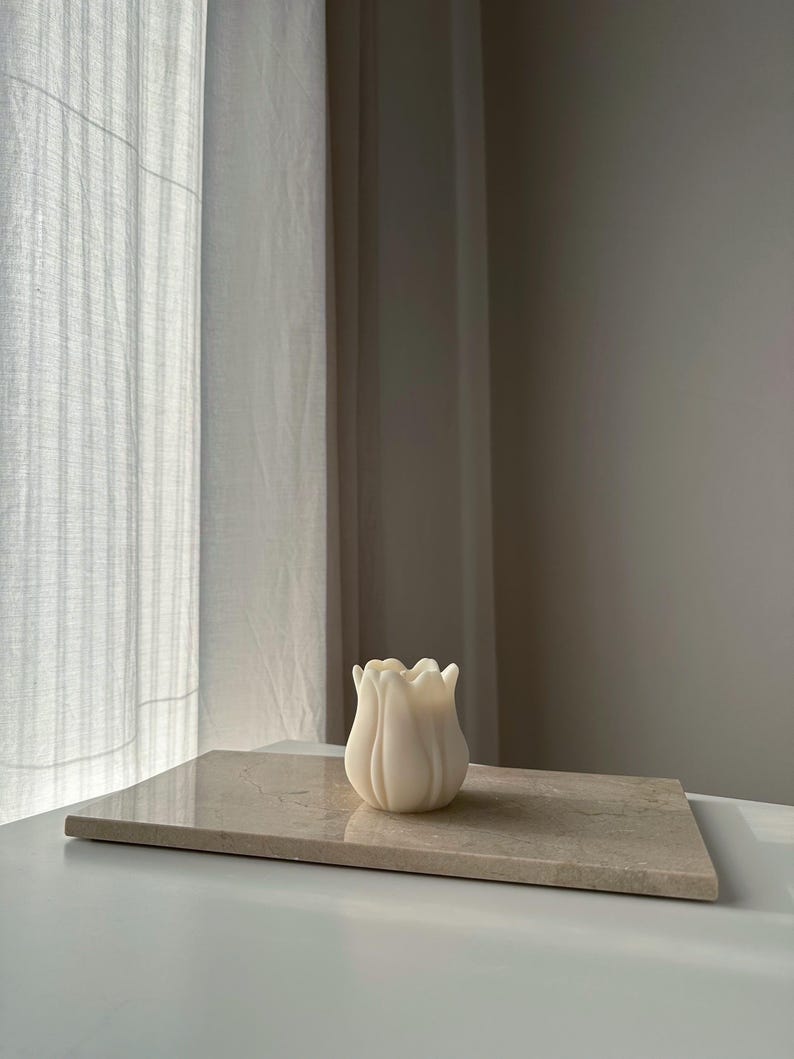 Cremeweiße Tulpenkerze aus Rapswachs - Minimalistische Deko, 7 cm Höhe, 6 cm Durchmesser