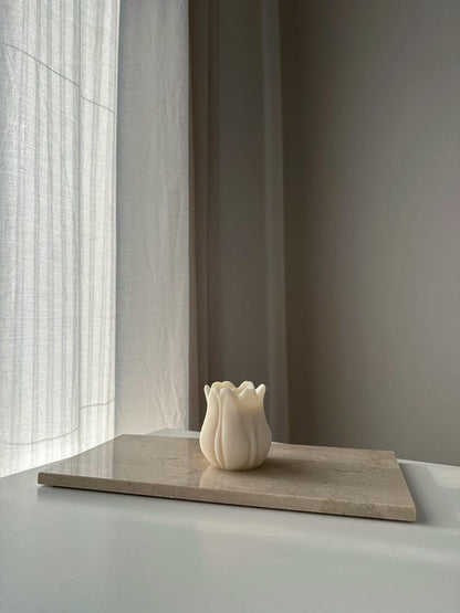 Cremeweiße Tulpenkerze aus Rapswachs - Minimalistische Deko, 7 cm Höhe, 6 cm Durchmesser