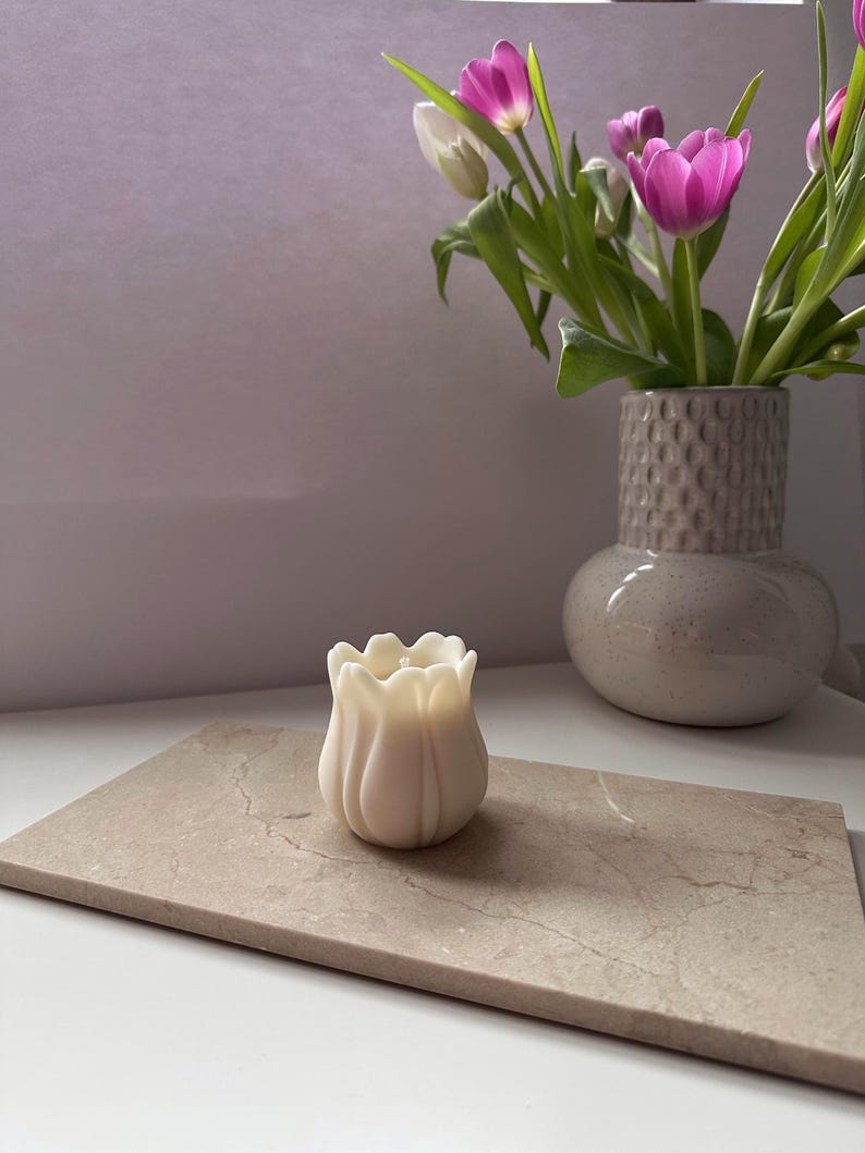 Cremeweiße Tulpenkerze aus Rapswachs - Minimalistische Deko, 7 cm Höhe, 6 cm Durchmesser