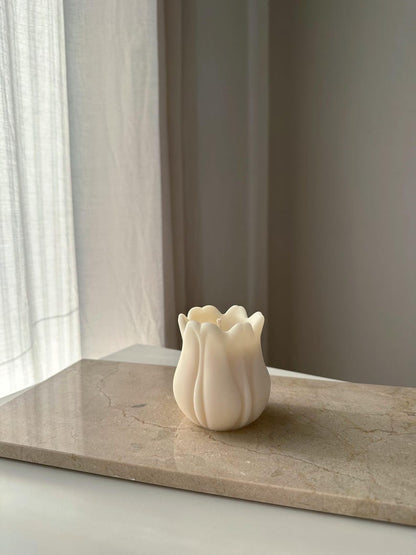 Cremeweiße Tulpenkerze aus Rapswachs - Minimalistische Deko, 7 cm Höhe, 6 cm Durchmesser
