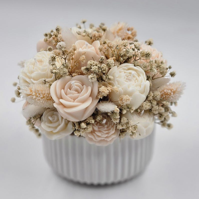 Kerzen-Blumenstrauß mit Duft und Trockenblumen in handgegossener Keraflott-Schale Creme/Weiß