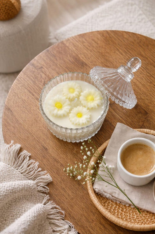 Handgegossene Duftkerze mit Gänseblümchen im Glas mit Deckel, Creme/Weiß, 200g