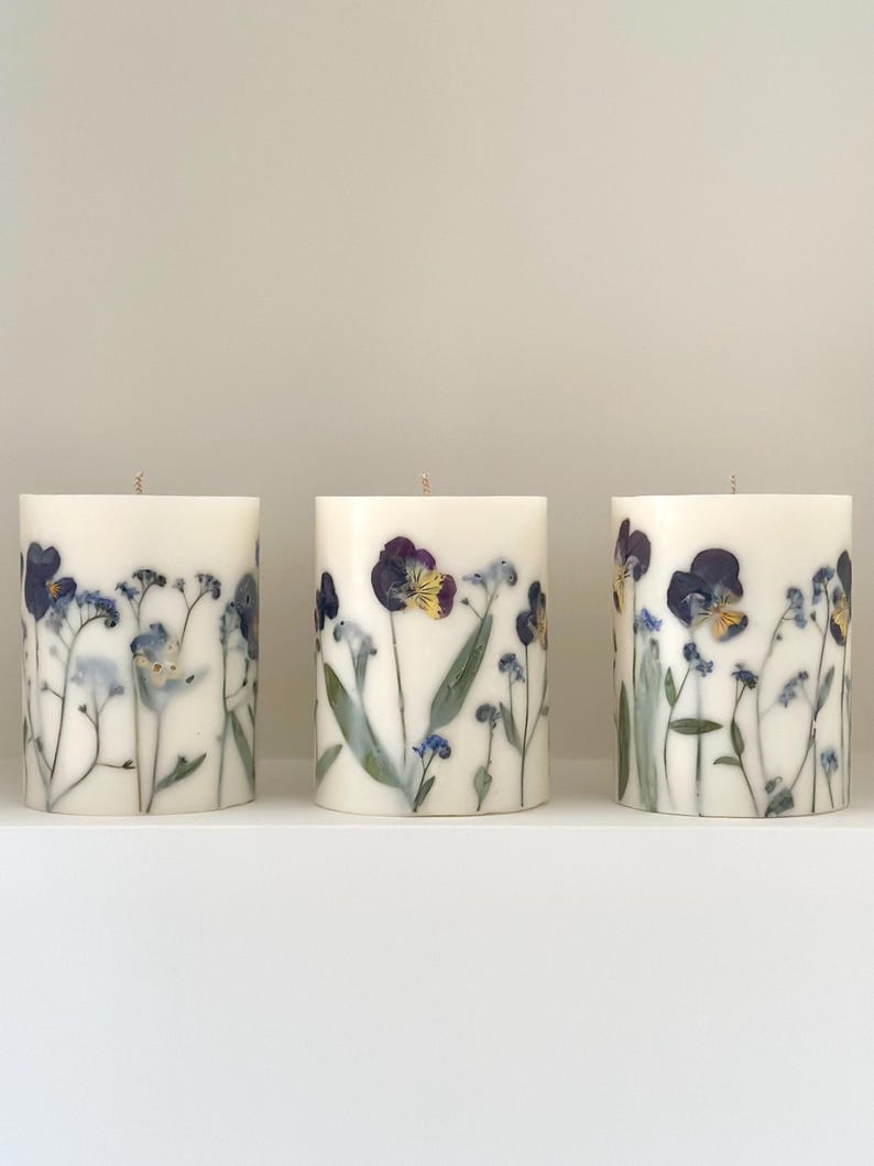 Gepresste Blume Stumpenkerze – Sojawachskerze mit echten Blumen, 9 x 7,5 cm