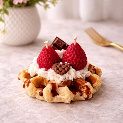 Waffelkerze mit Erdbeeren & Schokolade aus Rapswachs – Handgegossen, Vanille, Himbeer, Haselnuss-Schokolade