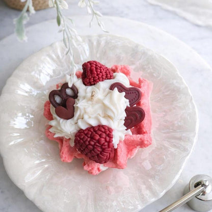 Waffelkerze mit Erdbeeren & Schokolade aus Rapswachs – Handgegossen, Vanille, Himbeer, Haselnuss-Schokolade