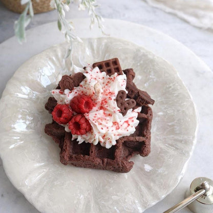 Waffelkerze mit Erdbeeren & Schokolade aus Rapswachs – Handgegossen, Vanille, Himbeer, Haselnuss-Schokolade