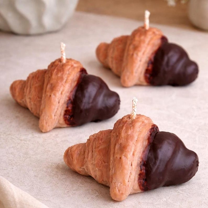 Croissant Kerze aus Rapswachs, Schokoladenoptik, Handgegossen, Deko, 100 g, 9 × 7 cm
