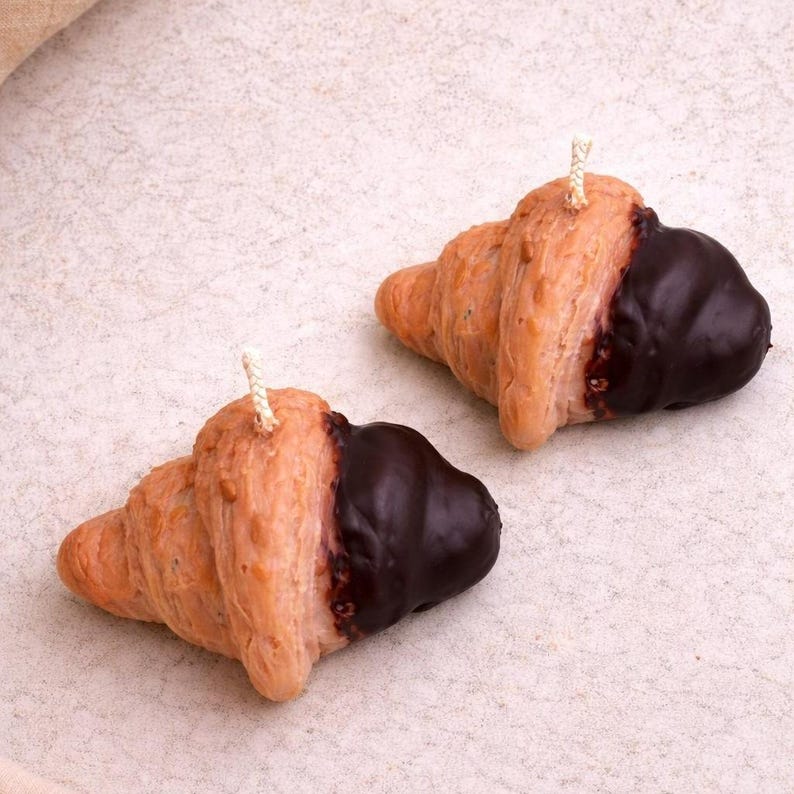 Croissant Kerze aus Rapswachs, Schokoladenoptik, Handgegossen, Deko, 100 g, 9 × 7 cm