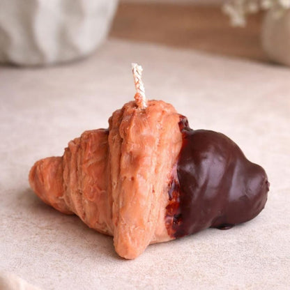Croissant Kerze aus Rapswachs, Schokoladenoptik, Handgegossen, Deko, 100 g, 9 × 7 cm