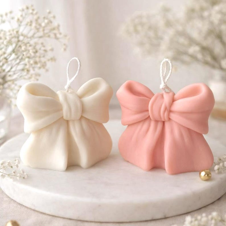 Handgegossene Schleifenkerze aus Rapswachs – Duftfreie Ribbon Candle – Ästhetische Deko-Kerze