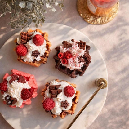 Waffelkerze mit Erdbeeren & Schokolade aus Rapswachs – Handgegossen, Vanille, Himbeer, Haselnuss-Schokolade