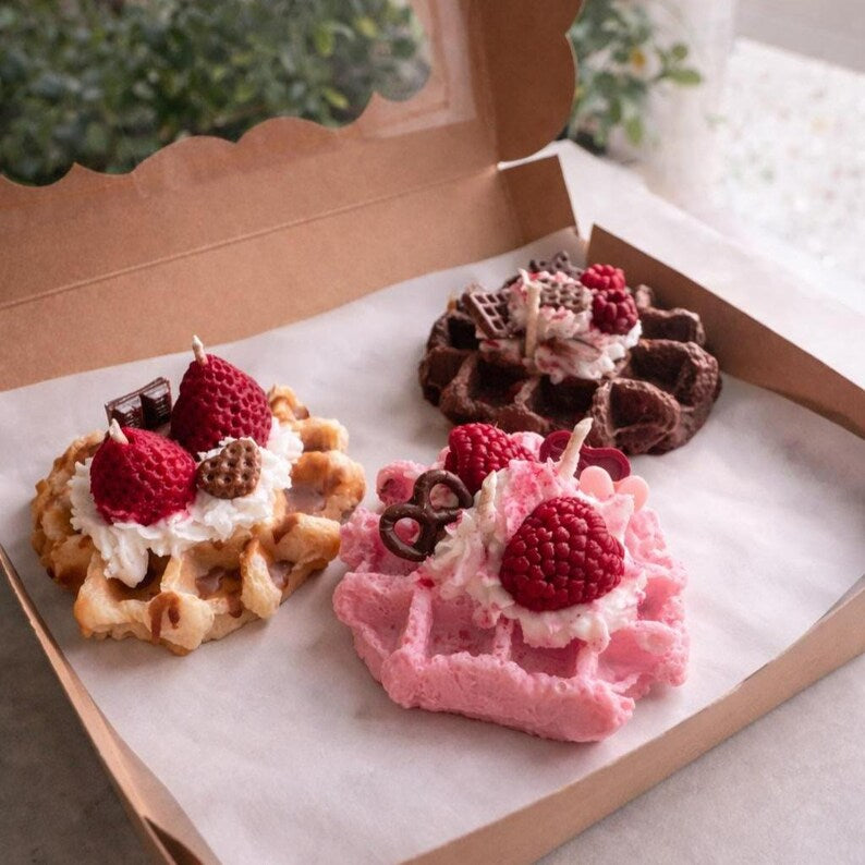 Waffelkerze mit Erdbeeren & Schokolade aus Rapswachs – Handgegossen, Vanille, Himbeer, Haselnuss-Schokolade