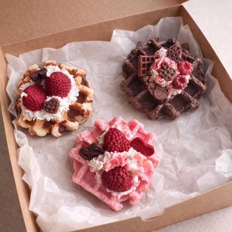 Waffelkerze mit Erdbeeren & Schokolade aus Rapswachs – Handgegossen, Vanille, Himbeer, Haselnuss-Schokolade