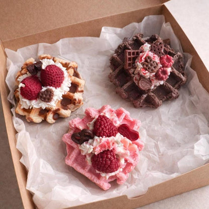 Waffelkerze mit Erdbeeren & Schokolade aus Rapswachs – Handgegossen, Vanille, Himbeer, Haselnuss-Schokolade