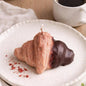 Croissant Kerze aus Rapswachs, Schokoladenoptik, Handgegossen, Deko, 100 g, 9 × 7 cm