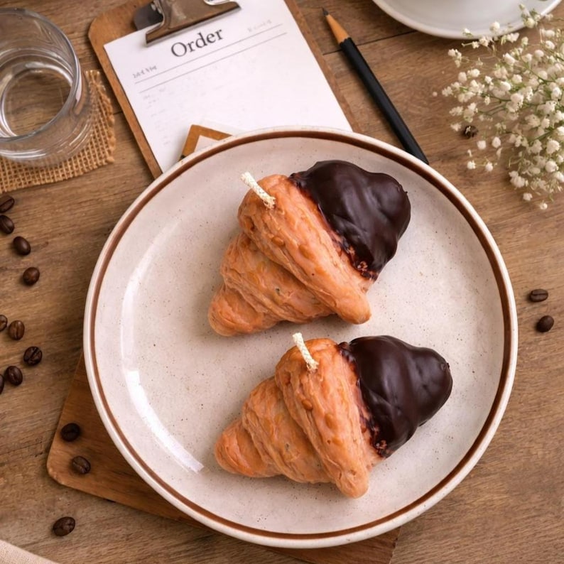 Croissant Kerze aus Rapswachs, Schokoladenoptik, Handgegossen, Deko, 100 g, 9 × 7 cm