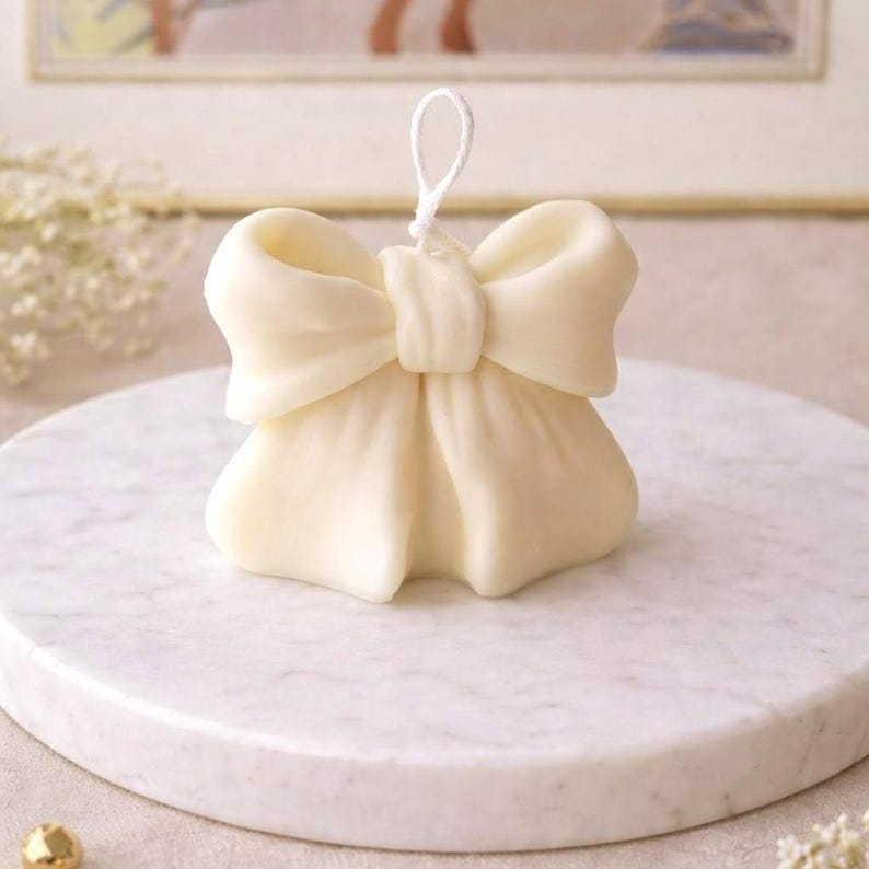 Handgegossene Schleifenkerze aus Rapswachs – Duftfreie Ribbon Candle – Ästhetische Deko-Kerze