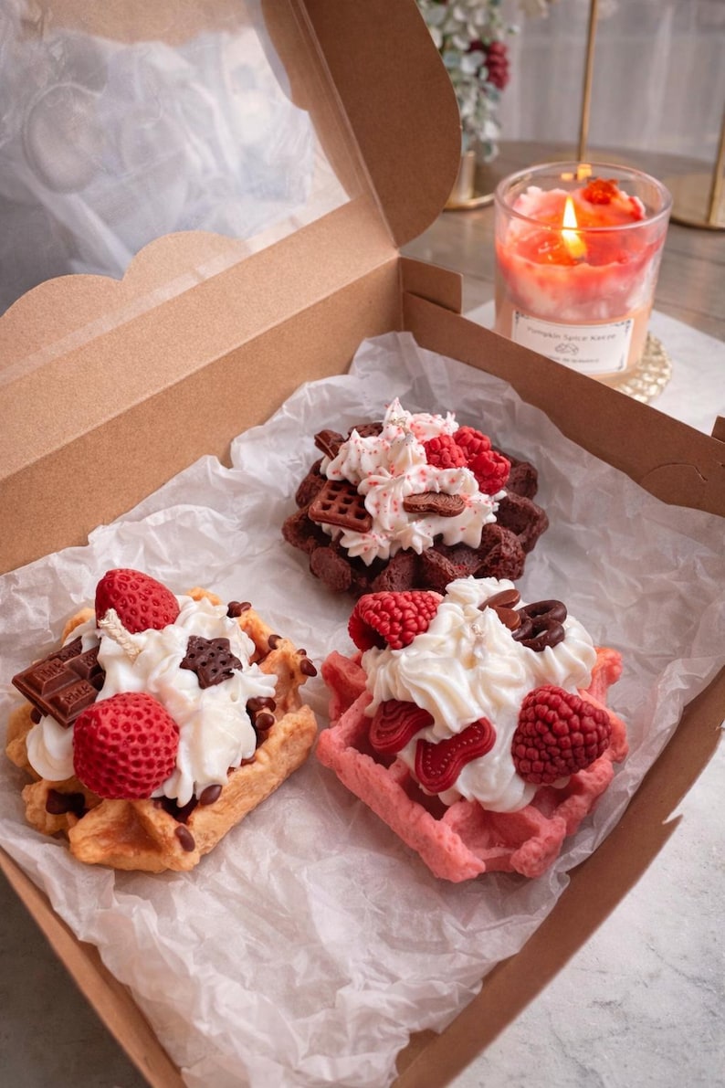 Waffelkerze mit Erdbeeren & Schokolade aus Rapswachs – Handgegossen, Vanille, Himbeer, Haselnuss-Schokolade