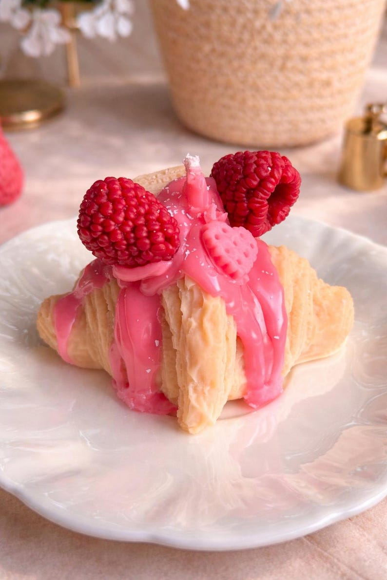 Croissant Kerze mit Beeren-Drip – Handgegossene duftfreie Rapswachs Kerze, realistische Pastry Deko, 9 x 7 cm