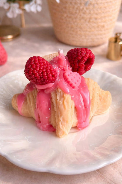 Croissant Kerze mit Beeren-Drip – Handgegossene duftfreie Rapswachs Kerze, realistische Pastry Deko, 9 x 7 cm