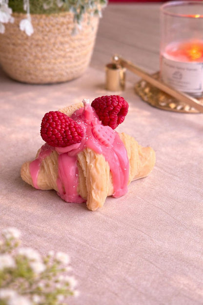 Croissant Kerze mit Beeren-Drip – Handgegossene duftfreie Rapswachs Kerze, realistische Pastry Deko, 9 x 7 cm