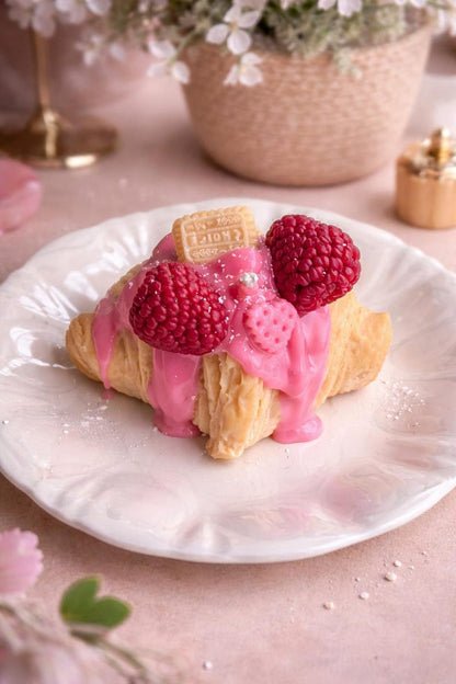 Croissant Kerze mit Beeren-Drip – Handgegossene duftfreie Rapswachs Kerze, realistische Pastry Deko, 9 x 7 cm