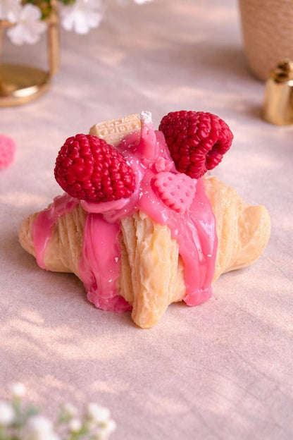 Croissant Kerze mit Beeren-Drip – Handgegossene duftfreie Rapswachs Kerze, realistische Pastry Deko, 9 x 7 cm