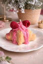 Croissant Kerze mit Beeren-Drip – Handgegossene duftfreie Rapswachs Kerze, realistische Pastry Deko, 9 x 7 cm