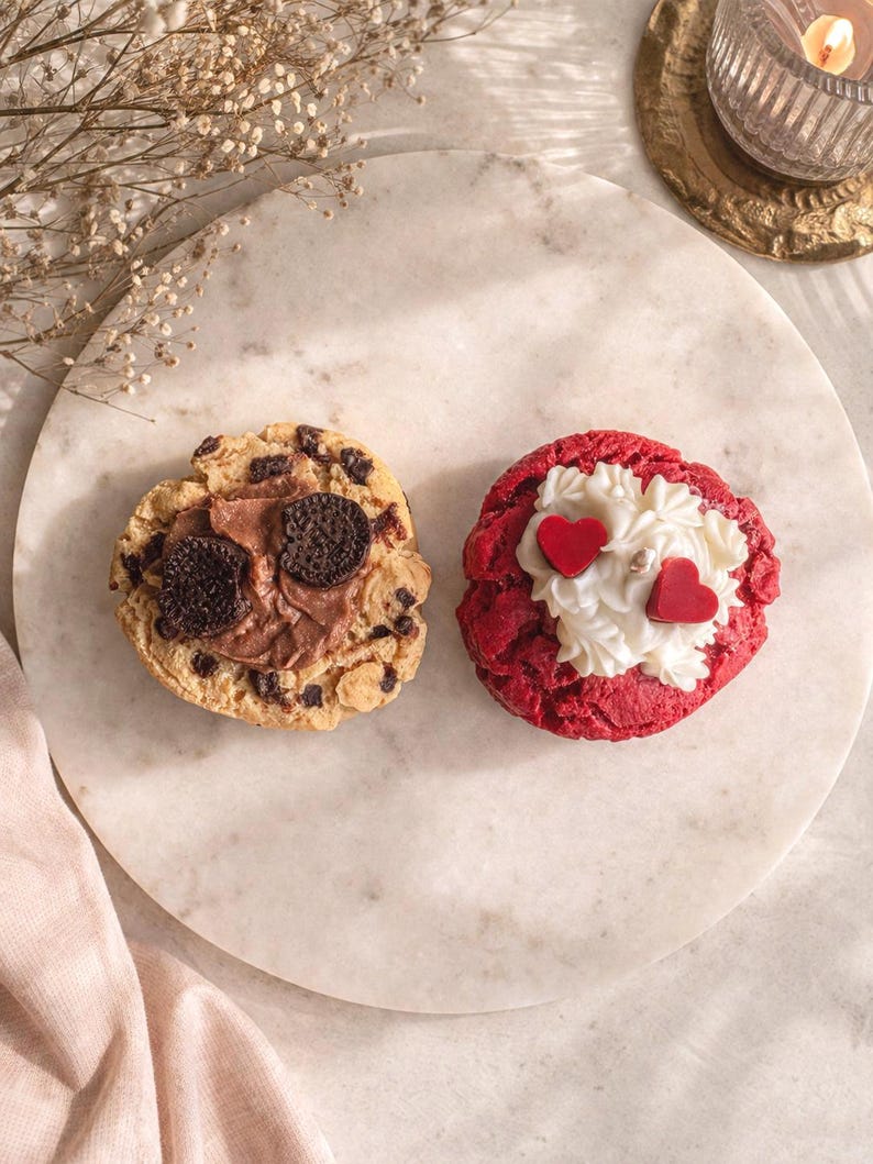 Red Velvet Cookie Kerze, Chocolate Chips Cookie Kerze, Realistische Dessert Deko aus Rapswachs, 8x4 cm