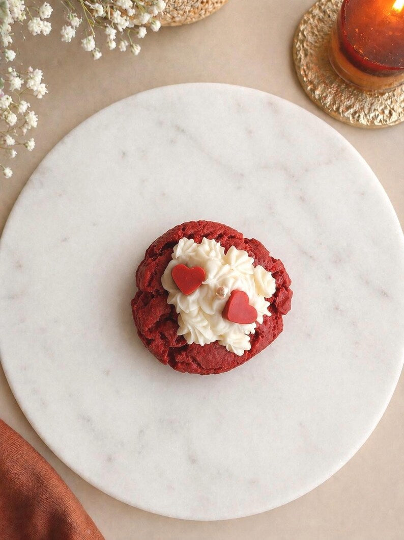 Red Velvet Cookie Kerze, Chocolate Chips Cookie Kerze, Realistische Dessert Deko aus Rapswachs, 8x4 cm