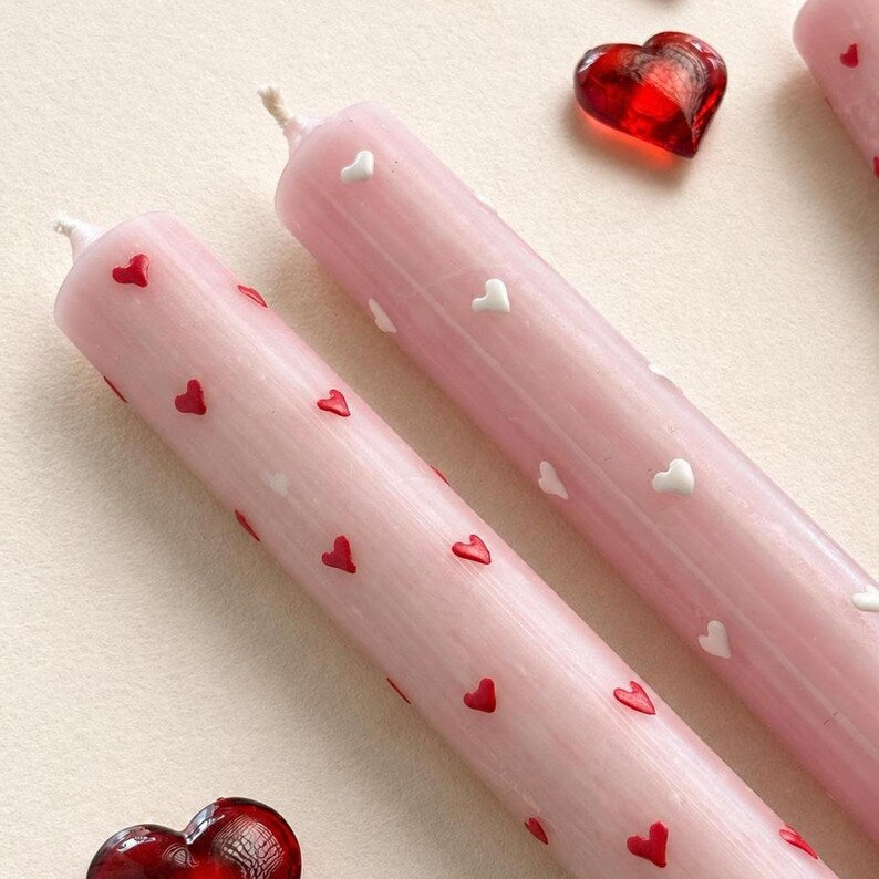 2er-Set rosa handbemalte Herz-Stabkerzen, romantische Tischdekoration