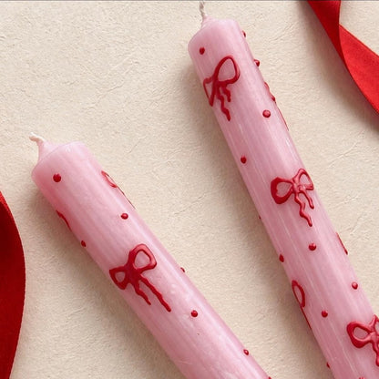 Rosa Schleifen-Kerzen Set aus 2 Stabkerzen Handbemalt Coquette Deko